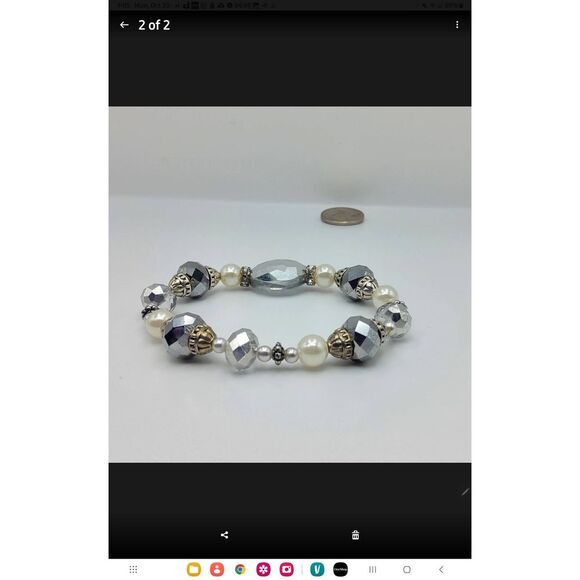 V Glass Stretch Pearl Bracelet - Picture 2 of 2